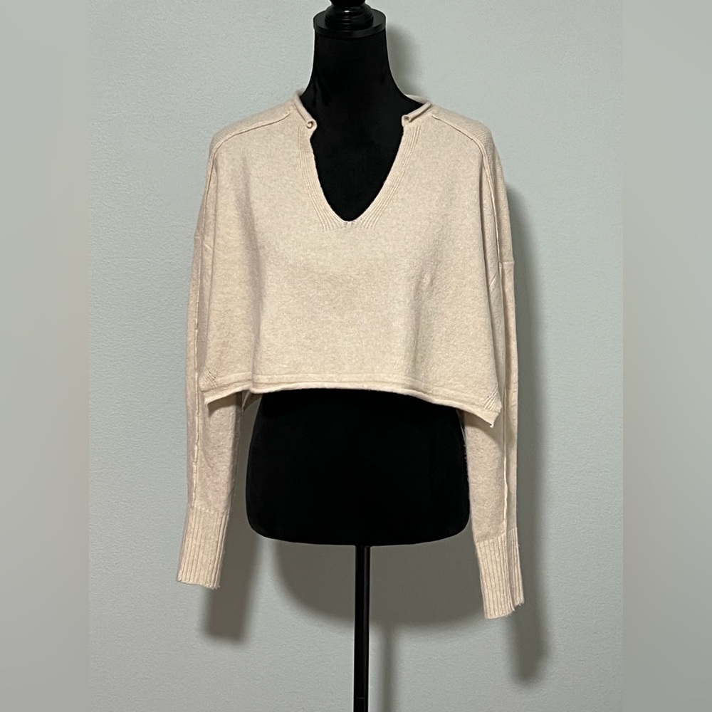 NWT BDG URBAN OUTFITTERS V Neck Ultra Soft Cropped Sweater- XS